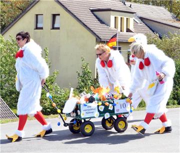 Kreative Kostüme und bunte Wagen: Der Umzug in Dedesdorf ist immer wieder ein Hö...