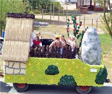 Kreative Kostüme und bunte Wagen: Der Umzug in Dedesdorf ist immer wieder ein Hö...