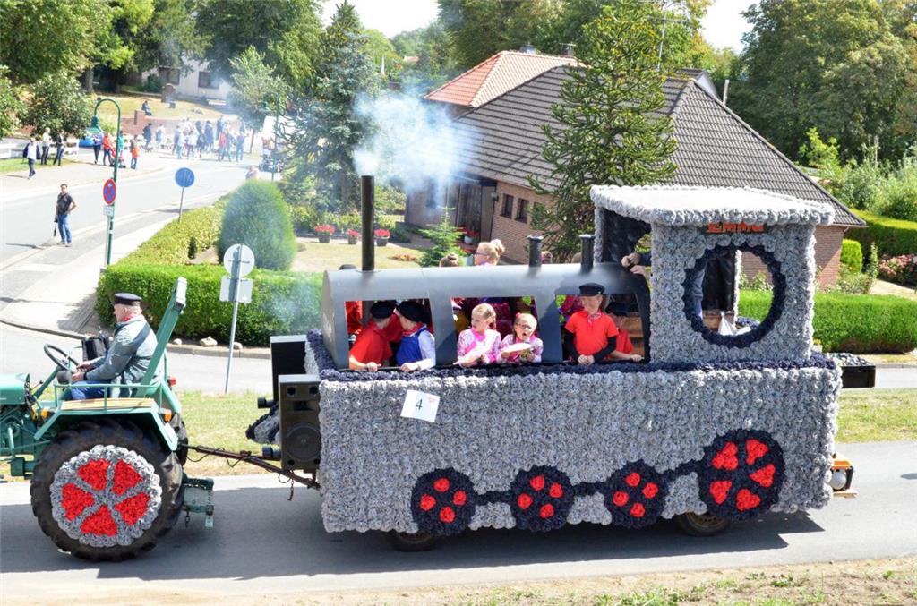 Kreative Kostüme und bunte Wagen: Der Umzug in Dedesdorf ist immer wieder ein Hö...