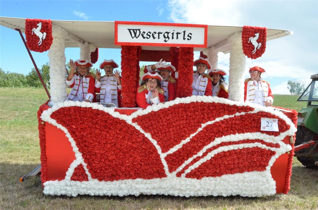 Kreative Kostüme und bunte Wagen: Der Umzug in Dedesdorf ist immer wieder ein Hö...