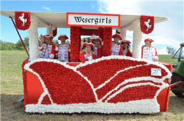 Kreative Kostüme und bunte Wagen: Der Umzug in Dedesdorf ist immer wieder ein Hö...