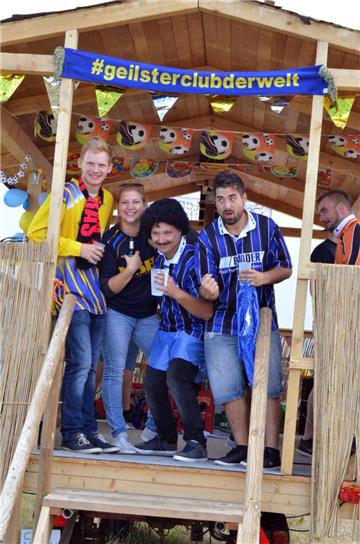 Kreative Kostüme und bunte Wagen: Der Umzug in Dedesdorf ist immer wieder ein Hö...