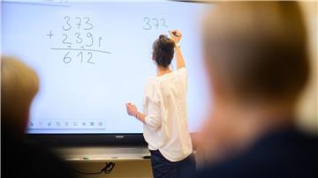 Kreide ist passé: In Hannovers Schulen wird oft auf Whiteboards geschrieben. (Archivbild)