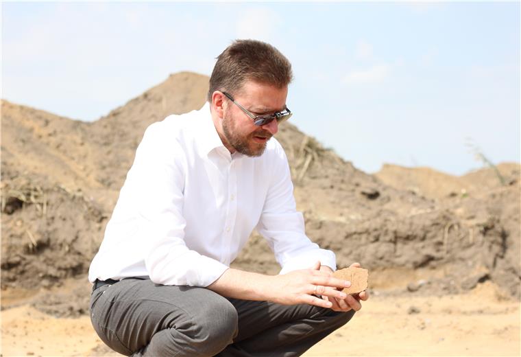Archäologischer Fund in Bülstedt Kreisarchäologe Dr. Stefan Hesse hält eine Keramikscherbe in der Hand. Die grobe Oberfläche deutet auf ein Alltagsgefäß der Menschen hin, die dort vor mehreren tausend Jahren gelebt haben.