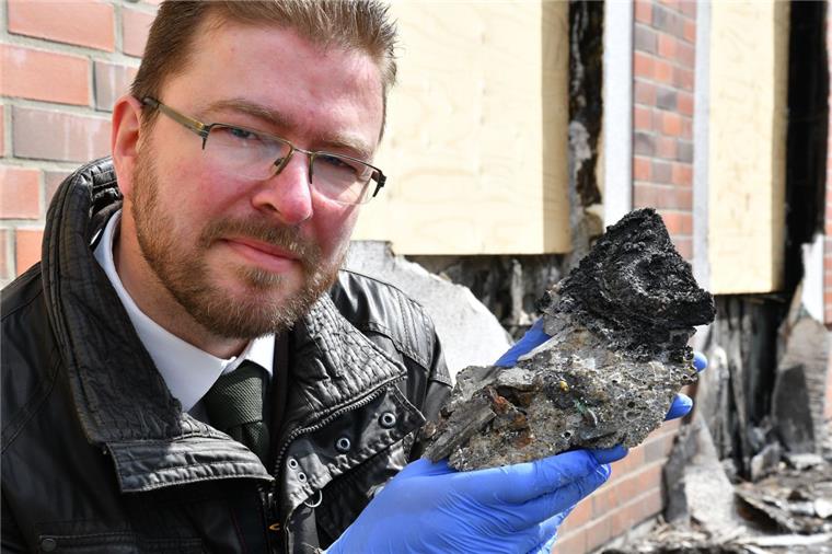 Rotenburg: Kreisarchäologie nach Explosion selbst Fall für Restaurierung Kreisarchäologe Dr. Stefan Hesse vor den ausgebrannten Räumen seiner Werkstatt in Rotenburg. Welche archäologischen Fundstücke zerstört wurden, steht drei Wochen nach dem Unglück noch nicht fest.