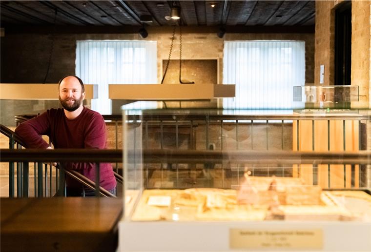 So wird das Museum der Burg Bederkesa modernisiert Kreisarchivar und Museumsleiter Dr. Andreas Hüser in der Dauerausstellung im Museum Burg Bad Bederkesa
