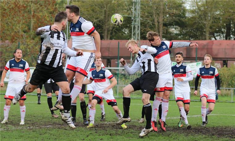 ESV ärgert den 1. FC Nordenham im Stadtderby Kreisliga-Aufsteiger ESV Nordenham (gestreifte Trikots) hatte das Hinspiel beim 1. FC Nordenham mit 4:2 gewonnen. Nun holte er beim 2:2 einen Punkt gegen den Stadtkonkurrenten.