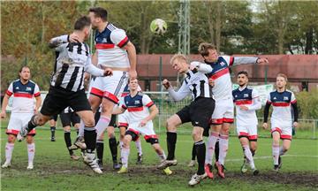 Kreisliga-Aufsteiger ESV Nordenham (gestreifte Trikots) hatte das Hinspiel beim 1. FC Nordenham mit 4:2 gewonnen. Nun holte er beim 2:2 einen Punkt gegen den Stadtkonkurrenten.