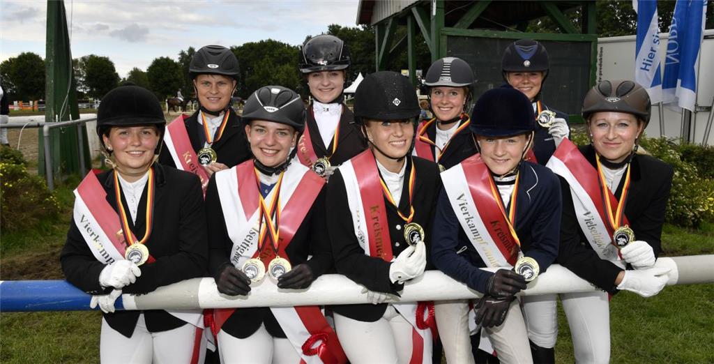 Kreismeister v. li.: Anna-Sophia Oeser, Christin Fischer, Linn-Sophie Mauchert, Rebecka Rümke, Nina Jürgens, Anna Poppe, Malin Ehler, Kira Mahler, Melanie Weidner. Foto: Scheschonka