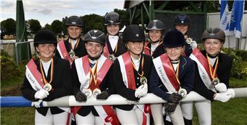 Kreismeister v. li.: Anna-Sophia Oeser, Christin Fischer, Linn-Sophie Mauchert, Rebecka Rümke, Nina Jürgens, Anna Poppe, Malin Ehler, Kira Mahler, Melanie Weidner. Foto: Scheschonka