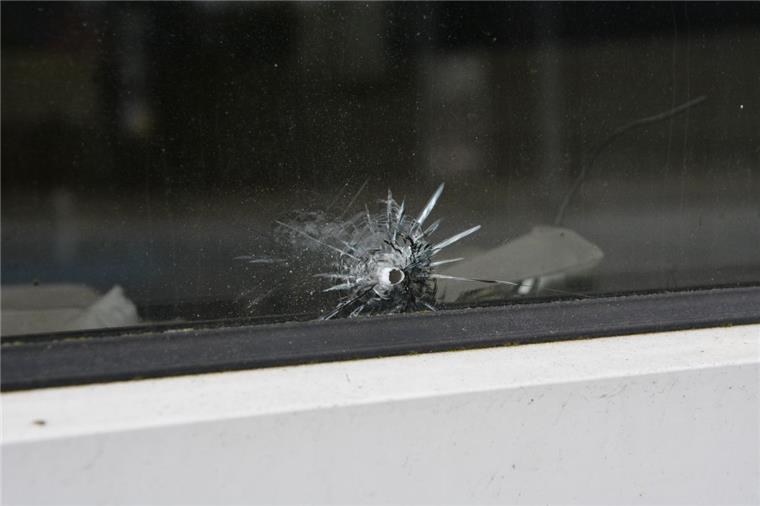 Unbekannter schießt mit Luftgewehr wahllos auf Häuser und Autos Kreisrunde Einschusslöcher, hier der Scheibe eines Langener Autohauses, deuten auf ein Luftgewehr als Tatwaffe hin.