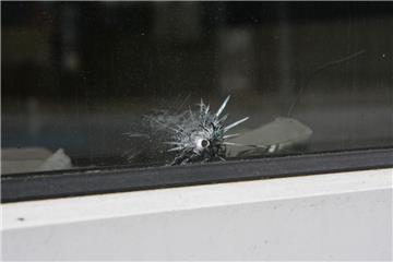 Kreisrunde Einschusslöcher, hier der Scheibe eines Langener Autohauses, deuten auf ein Luftgewehr als Tatwaffe hin.