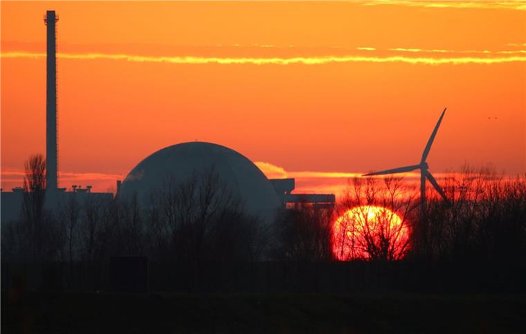 Kreistag vertagt Entscheidung, ob der Landkreis sich gegen die Aufnahme radioaktiv belasteter KKU-Abfälle in Brake-Käseburg aussprechen soll.