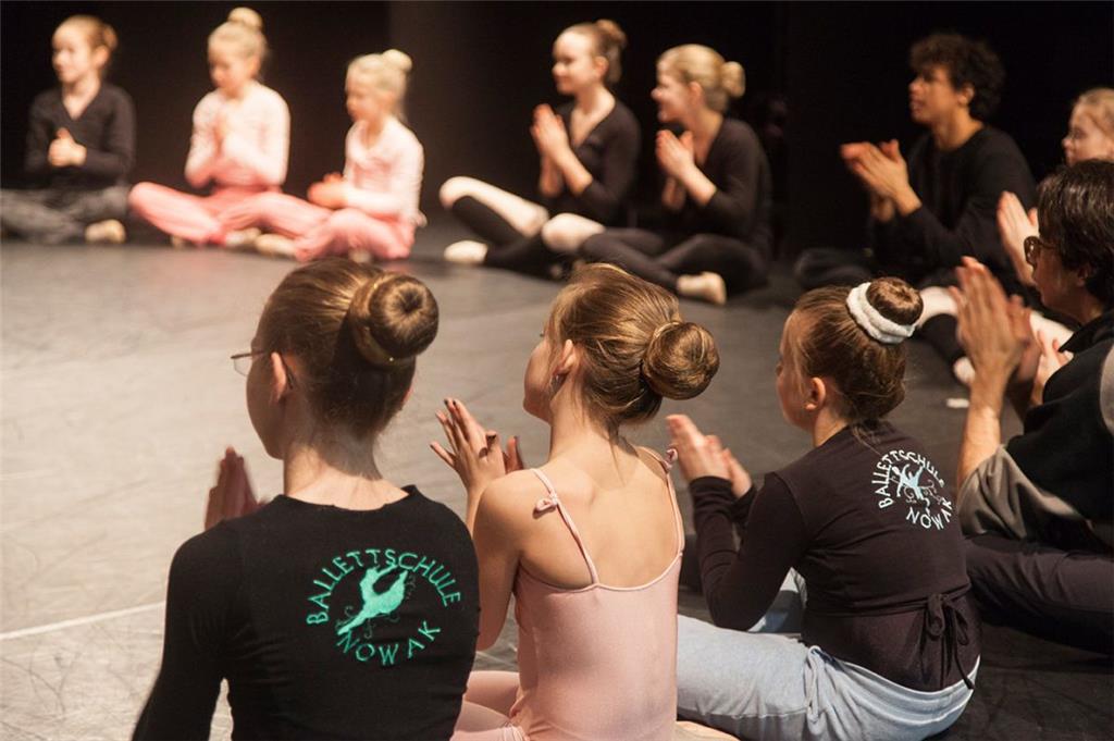 Kreiszeit: Beim Tanzworkshop auf der Bühne des Aeronauticums trafen die Profis a...