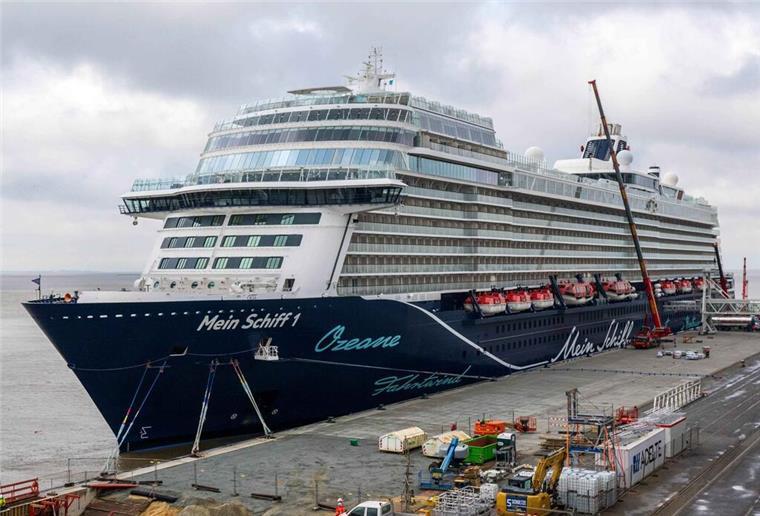 Die Mein Schiff 1 liegt in einem Hafen. TUI Cruises warnt davor, bestimmte Kleidung in einigen Ländern zu tragen.