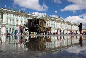 ouristen und Besucher sind am 02.07.2017 im St. Petersburg (Russland) auf dem Schlossplatz vor dem Winterpalast unterwegs. 