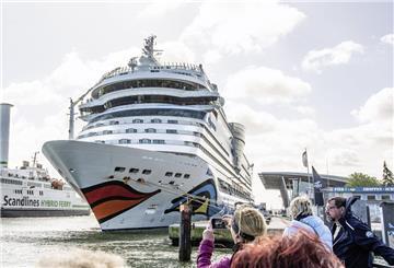 Die AIDAmar liegt in Warnemünde an der Kaje. Kreuzfahrten boomen. Bei AIDA Cruises müssen Reisende beim Buchen allerdings aufpassen. Hier gibt es neue AGBs.