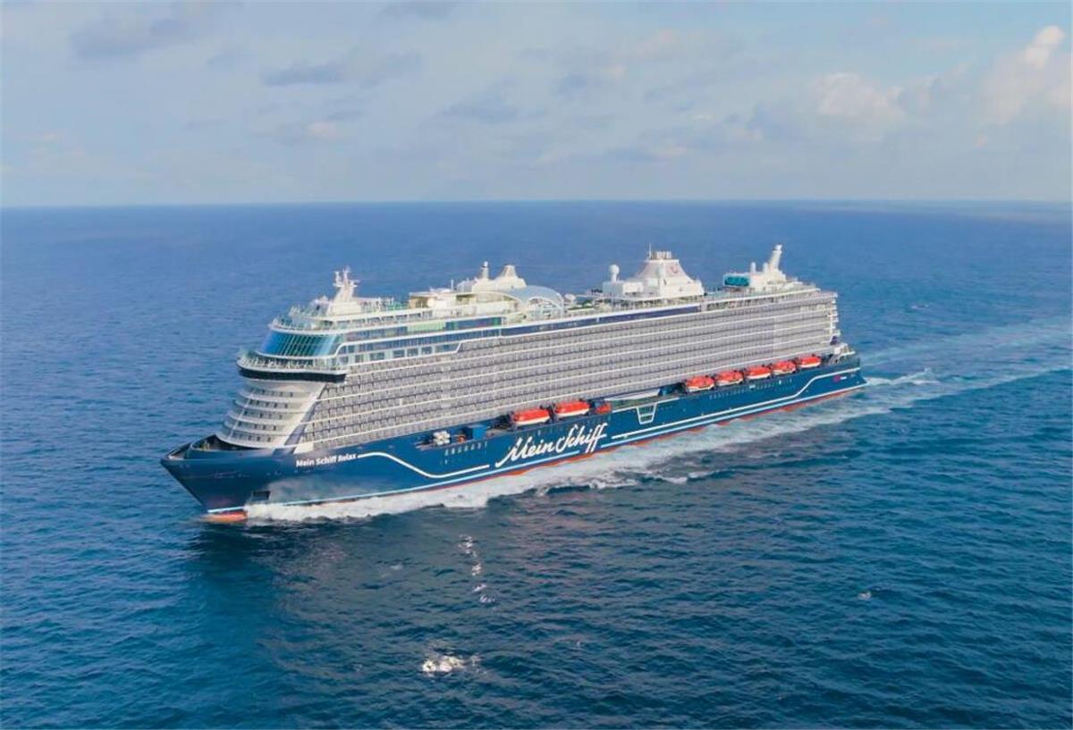 Ein Schiff auf dem Meer.
