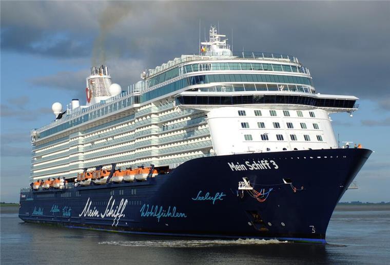 Traumschiff-Gipfel am Bremerhavener Terminal: Diese Kreuzfahrtriesen legen im August an Die Mein Schiff 3 fährt auf dem Wasser. Im August 2025 wird sie wieder in Bremerhaven anlegen.