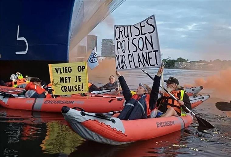 Kreuzfahrtschiff gestoppt! Aktivisten blockieren Luxusliner Aktivisten auf einem Schlauchboot blockieren ein Kreuzfahrtschiff.