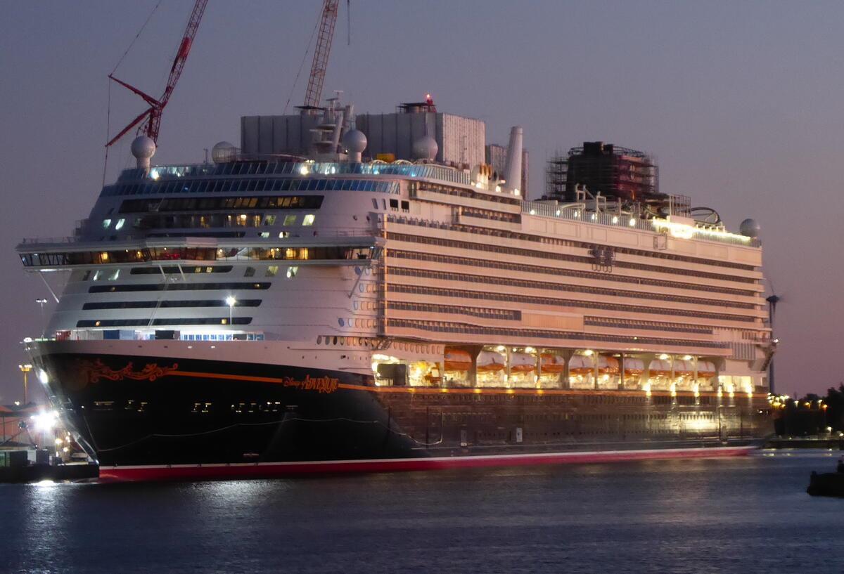 Kreuzfahrt-Regeln: Wofür Passagiere sofort von Bord fliegen können Ein Kreuzfahrtschiff auf dem Wasser.