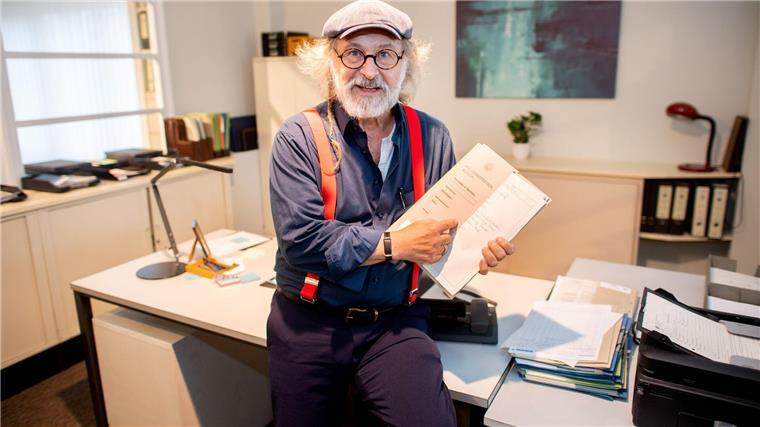 Krimiautor Klaus-Peter Wolf sitzt zur Eröffnung des Ostfriesischen Krimimuseums in der Kulisse der Kriminalfilmreihe „Ostfriesenkrimis“.