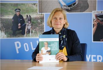 Kriminalhauptkommissarin Ute Schwiebert ist bei der Polizeiinspektion Rotenburg als Beauftragte für Jugendsachen tätig und klärt über beunruhigende Sticker auf Handys von Kindern und Jugendlichen auf.