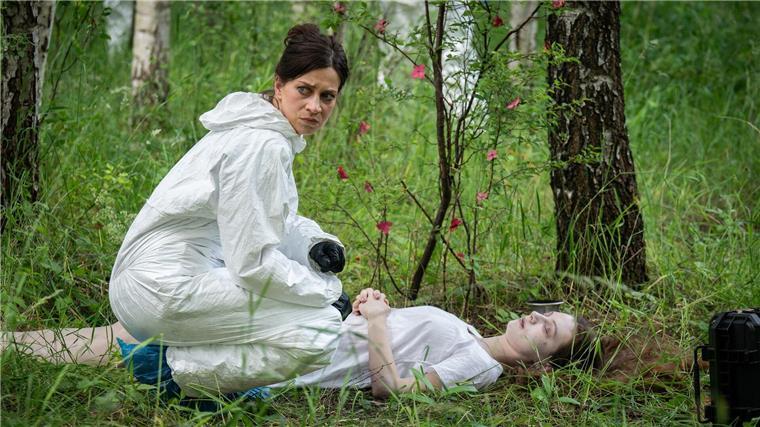 Tödlicher Wunsch nach Freiheit - „Der Masuren-Krimi“ Kriminaltechnikerin Viktoria Wex untersucht die rituell hergerichtete Leiche.