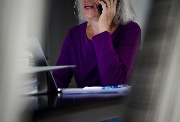 Vorsicht, Renten-Schock am Telefon! Diese Masche zieht vielen das Geld ab Eine Seniorin telefoniert Kriminelle geben sich am Telefon als Rentenberater aus und drohen mit Rentenpfändung – alles frei erfunden. Die DRV rät: Nicht zahlen, nicht verunsichern lassen, sofort auflegen und Anzeige erstatten.