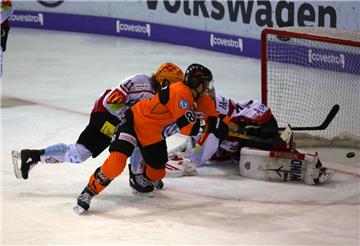 Kris Foucault (Grizzlys Wolfsburg) schießt am 26. November das Tor zum 2:1 gegen die Fischtown Pinguins. Am Sonntag gibt es eine Neuauflage der Begegnung. 
