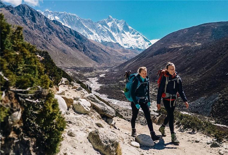 Sittenserin feiert mit Dokumentarfilm Weltpremiere Kristin Hollmann (links) aus Sittensen und ihre Freundin Valerie Menke unterwegs im Sagarmatha National Park, in dem auch der Mount Everest liegt.