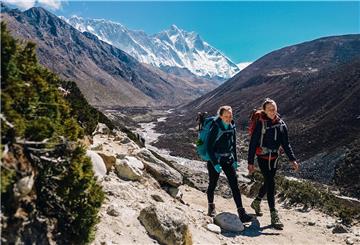 Kristin Hollmann (links) aus Sittensen und ihre Freundin Valerie Menke unterwegs im Sagarmatha National Park, in dem auch der Mount Everest liegt.