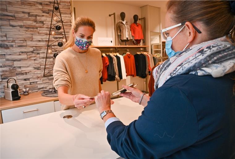 So reagiert das Cuxland auf die 2G-Regelung Kristina Holscher vom Modehaus Holscher zeigt mit ihrer Mitarbeiterin Sabine Stolle, wie sie die 2G-Regel umsetzen will. Foto Scheschonka