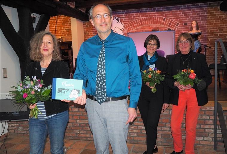 Braker Gesellschaft gibt Mumin-Buch heraus Kristina Maidt-Zinke (von links), Christian Panse, Barbara Müller und Eleonore Gollenstede bei der Vorstellung des Mumin-Buches im Haus Borgstede & Becker in Brake.