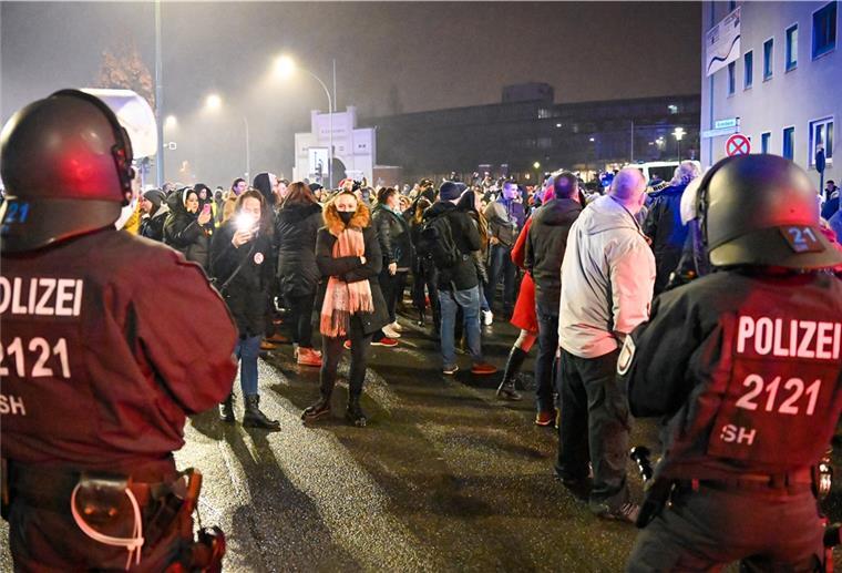 Polizei-Vertreter kritisieren Corona-Protest an Heiligabend Kritiker der Corona-Regeln wollen sich auch an Heiligabend am Rickmers-Tor treffen.