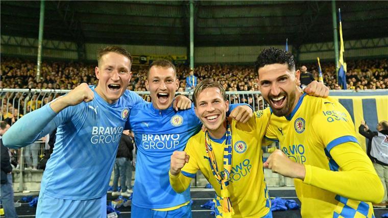 Rundumschlag nach Relegation: Braunschweiger kritisiert Club Kritisiert den eigenen Verein: Braunschweigs Sven Köhler (2. v.l.), zusammen mit Ron-Thorben Hoffmann, Lino Tempelmann und Fabio Kaufmann nach der erfolgreichen Relegation gegen den 1. FC Saarbrücken.