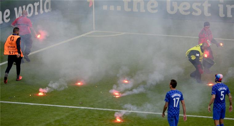 Kroatische Fans sorgen für Skandal Kroatische Fans sorgten im Spiel gegen Tschechien für einen Skandal, indem sie bengalische Feuer aufs Spielfeld warfen. Foto Gunther/dpa