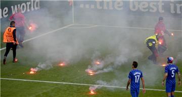 Kroatische Fans sorgten im Spiel gegen Tschechien für einen Skandal, indem sie bengalische Feuer aufs Spielfeld warfen. Foto Gunther/dpa