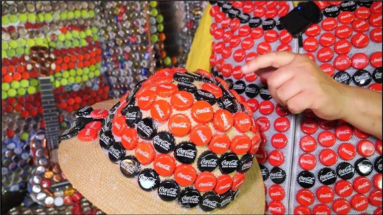 Frührentner schmückt sein Haus mit 130.000 Kronkorken Kronkorken finden sich sogar an der Kleidung des Frührentners.