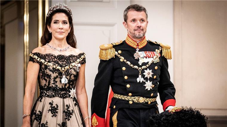 Dänemarks laufender Langzeit-Kronprinz wird König Kronprinz Frederik von Dänemark und Kronprinzessin Mary im September 2022 bei einem Galabankett in Schloss Christiansborg.