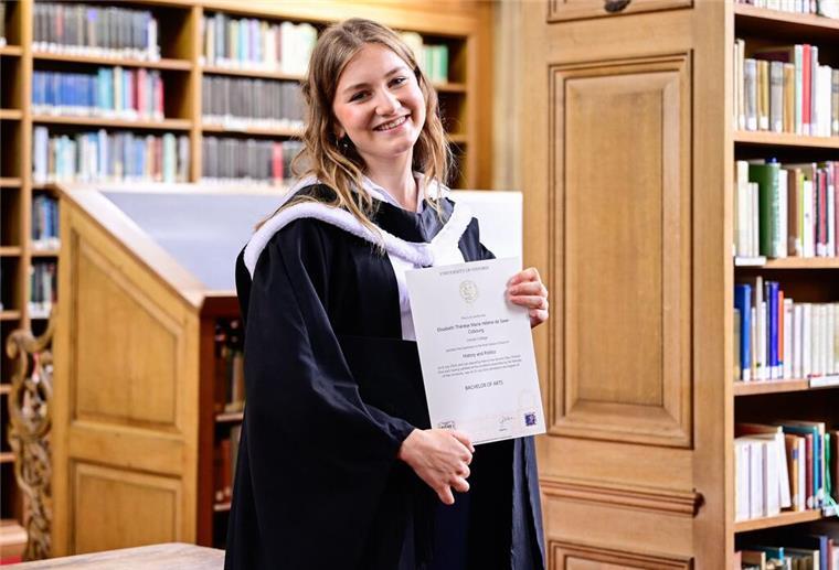 Kronprinzessin Elisabeth feiert Bachelor-Abschluss in Oxford Kronprinzessin Elisabeth zeigt sich stolz mit Diplom.