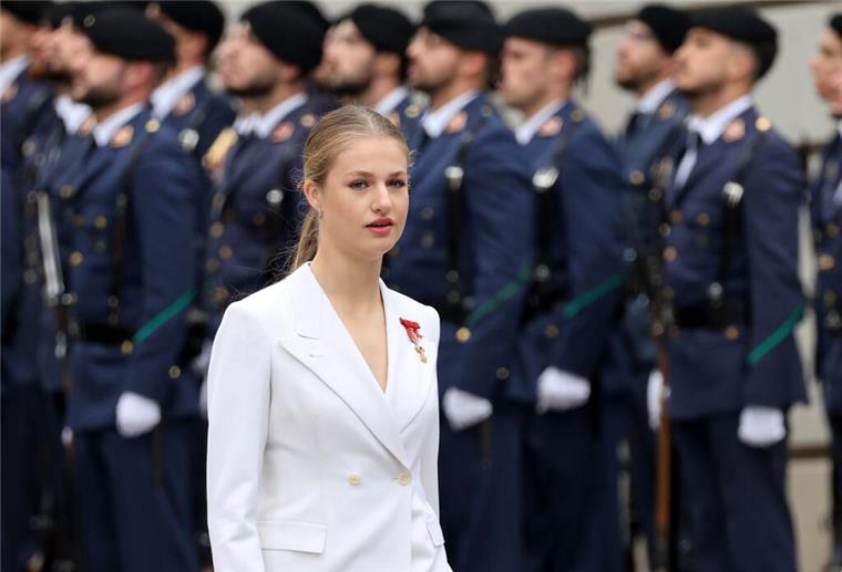 Spanische Kronprinzessin Leonor wird 18 Kronprinzessin Leonor vor ihrer Vereidigung auf die Verfassung in Madrid.