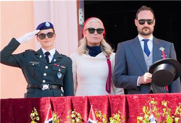 Kronprinzessin Mette-Marit (M), Kronprinz Haakon (r) und Prinzessin Ingrid Alexandra begrüßen den Kinderzug vom Schlossbalkon.