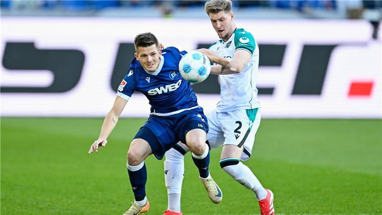 Premiere unter Breitenreiter: Hannover verliert 0:1 beim KSC KSC-Stütze Marvin Wanitzek im Duell mit Hannovers Josh Knight.