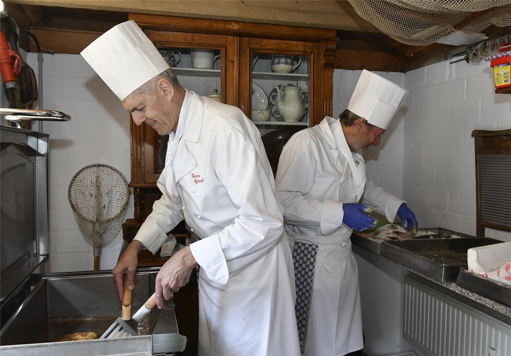Küchenchef Hans Graulich brät die Schollen im Akkord. 