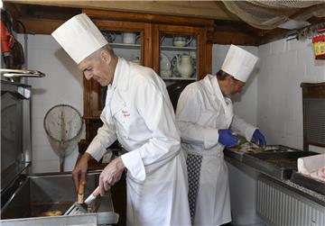 Küchenchef Hans Graulich brät die Schollen im Akkord. 
