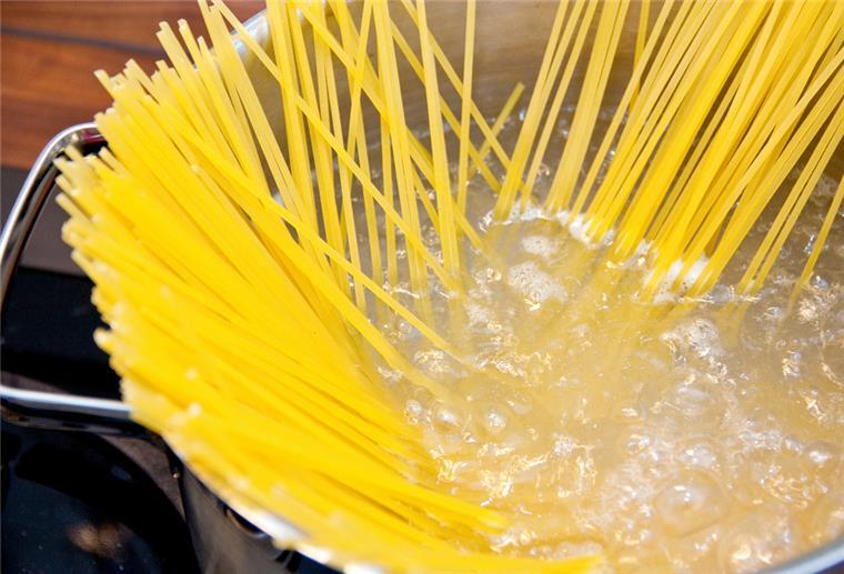 Mythos geklärt: Öl im Nudelwasser bringt nichts - es schadet Nudeln kochen in einem Topf.