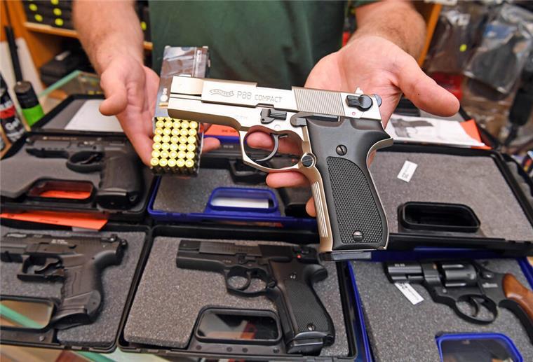 Bremen und Niedersachsen wollen schärfere Gesetze im Waffenrecht In einem Waffengeschäft werden verschiedene Schreckschusswaffen und Schreckschusspatronen gezeigt.