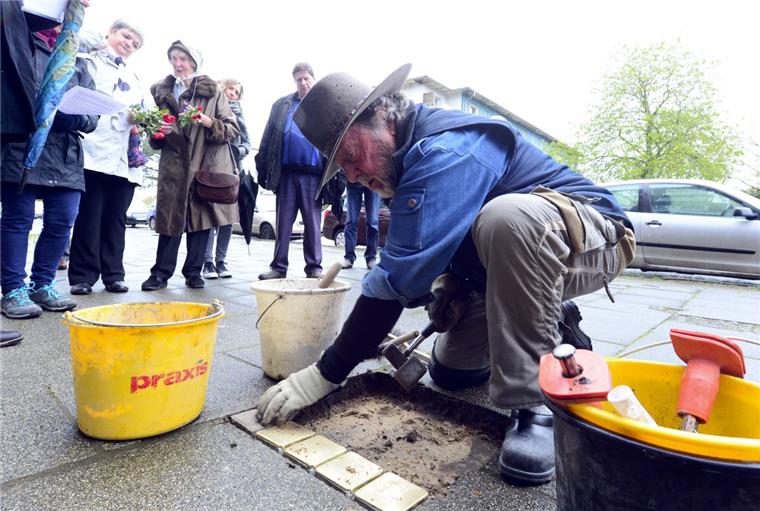 Künstler Gunter Demnig verlegt Stolpersteine in Lehe.
