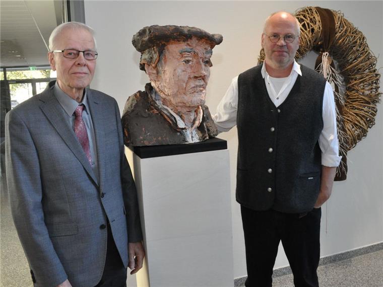 Selsingen: Luther-Büste eines Berliner Künstlers im Rathaus Künstler Harald Birck (rechts) mit der Luther-Büste, die jetzt in Selsingen beheimatet ist. Als "Modell" hatte ihm der Selsinger Ehren-Samtgemeindebürgermeister Hans-Hermann Brandt (links) gesessen.